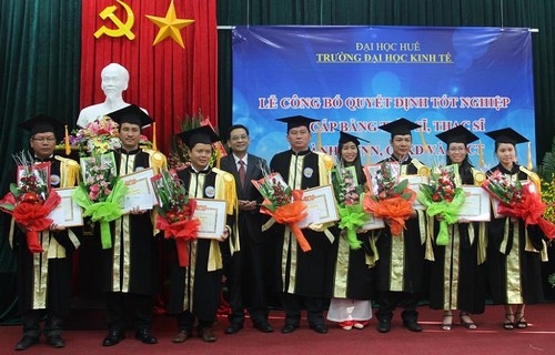 Trường Đại học Kinh tế Huế tổ chức trao bằng cho 2 tân tiến sĩ và 38 tân thạc sĩ
