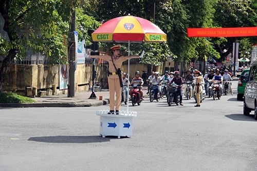 Huế triển khai mô hình đưa nữ CSGT ra đường điều tiết giao thông