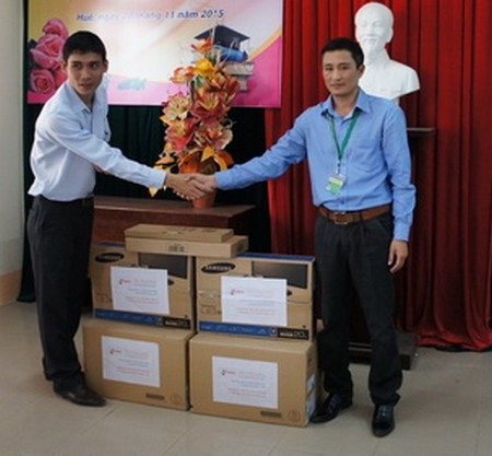 Trao tài trợ dụng cụ thực hành ngành Công nghệ kỹ thuật cơ khí.