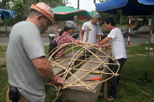 Đoàn L’Homme Debout Chuẩn bị cho phần trình diễn ấn tượng tại Festival Huế 2016. 