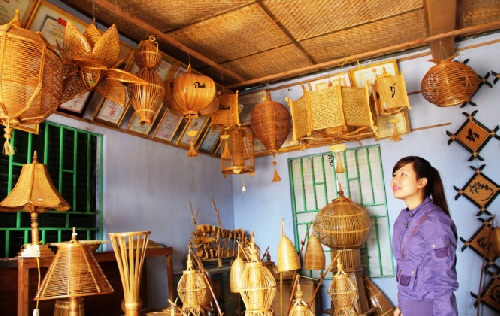 Đèn tre Bao La đi ra thế giới