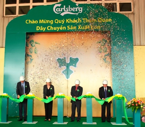 Khánh thành dây chuyền sản xuất bia lon mới (Số 4) tại nhà máy bia Huế và công bố Huda Gold đạt Huy chương Bạc cuộc thi Vô địch Bia Thế giới năm 2015. 