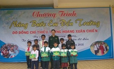 Lễ ký cam kết nhận đỡ đầu các em học sinh nghèo vượt khó theo chương trình “Nâng bước em đến trường”.
