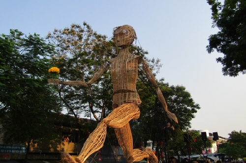 Chú rối khổng lồ Liédo quảng diễn đường phố