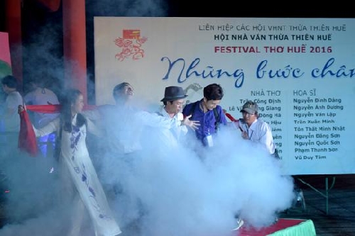 Sự tươi mới trong đêm Festival Thơ Huế 2016