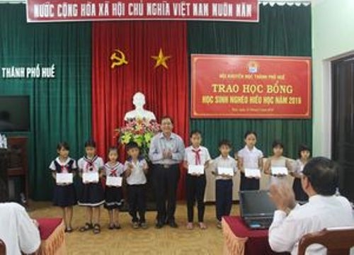 TP Huế: 80 suất học bổng trao cho học sinh nghèo hiếu học.