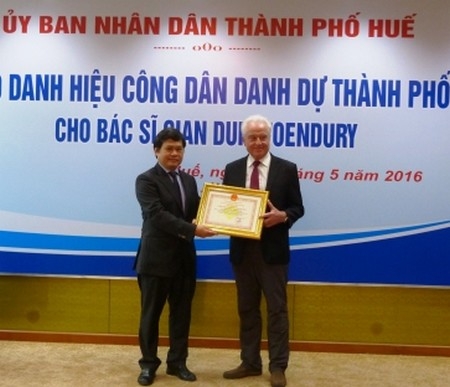 Trao danh hiệu “công dân danh dự” cho Bác sĩ Gian Duri Toendury