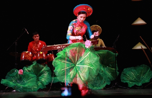 Khán giả Nga vỗ tay không ngớt với đàn bầu, sáo trúc của Việt Nam