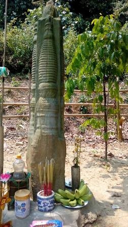 Cột đá thiêng và truyền thuyết bên sông Ưng Hoong