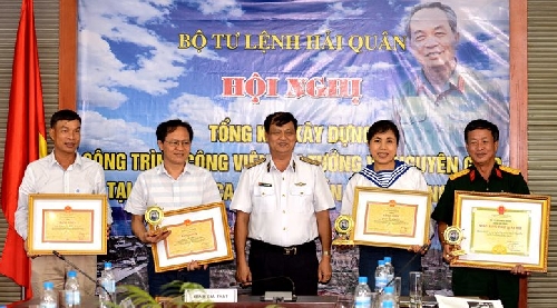 Bộ Tư lệnh Hải quân khen thưởng các nghệ sỹ và tập thể thi công công trình Công viên Đại tướng Võ Nguyên Giáp ở Trường Sa