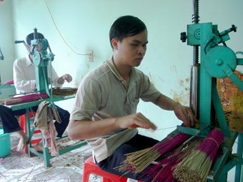 Khai giảng lớp dạy nghề làm hương cho người mù thị xã Hương Thủy