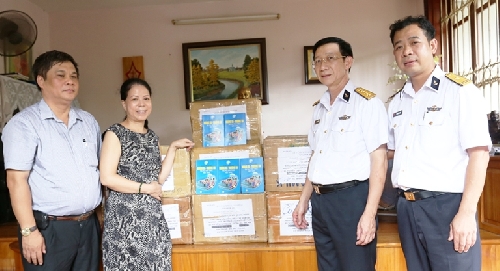 Tặng sách “Hoàng Sa-Trường Sa trong tâm thức Việt Nam” cho bộ đội Hải quân