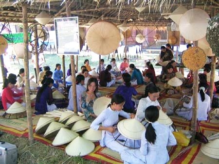 Triển khai kế hoạch phát triển sản phẩm làm quà tặng, hàng lưu niệm Huế năm 2016