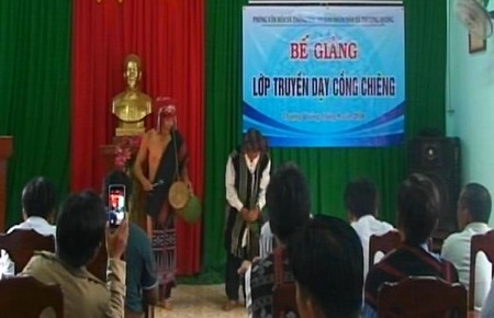 Bế giảng lớp truyền dạy đánh Cồng chiêng năm 2016 tại xã Thượng Quảng.