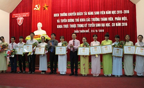 Khen thưởng 15 thủ khoa và sinh viên tài năng Đại Học Huế