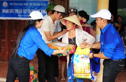 ĐHSP Huế: Thăm và hỗ trợ cho người dân vùng lũ lụt