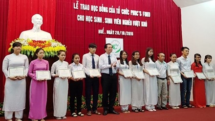 Trao học bổng cho sinh viên, học sinh vượt khó