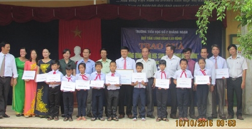 Trao quà từ Quỹ Tấm lòng vàng Lao động cho các trường, giáo viên và học sinh vùng bị thiệt hại do sự cố ô nhiễm môi trường biển 