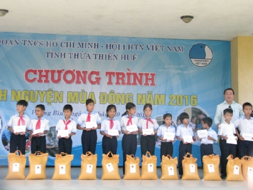 ĐHKH Huế: Trao quà cho người dân chịu thiệt hại do lũ lụt tại Huyện Phong Điền