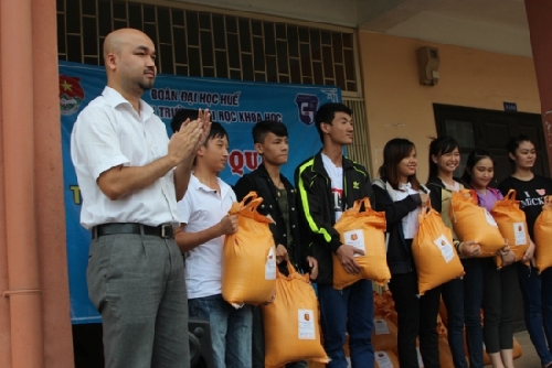 Tặng quà cho sinh viên nội trú có hoàn cảnh khó khăn