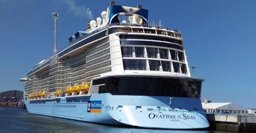 Tàu du lịch Ovation of the Seas cập cảng Chân Mây