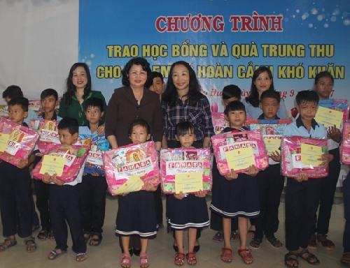 Phó Chủ tịch nước Đặng Thị Ngọc Thịnh tặng quà cho trẻ em làng SOS tỉnh Thừa Thiên Huế
