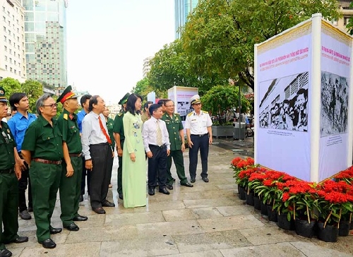 Khai mạc triển lãm “Thành phố Hồ Chí Minh - 42 năm hòa bình, phát triển và hội nhập”