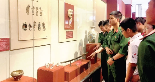 Đằng sau những kỷ vật