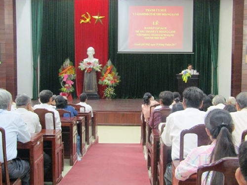 Buổi giới thiệu và tặng sách “Bí thư Thành ủy Hoàng Lanh với phong trào cách mạng thành phố Huế”