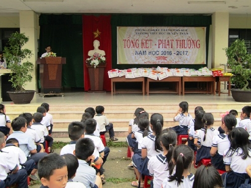 Ấm áp trao quà cho học sinh có hoàn cảnh khó khăn tại trường tiểu học Huyền Trân