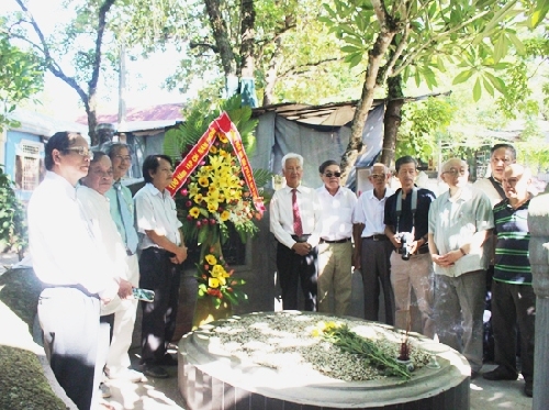Dâng hương - tưởng niệm cụ chủ nhiệm kiêm chủ bút Phạm Quỳnh nhân kỷ niệm 100 năm  Tạp chí Nam Phong. 