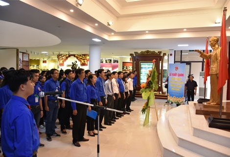 Tuổi trẻ Thừa Thiên Huế dâng hoa, báo công tại Bảo tàng Hồ Chí Minh