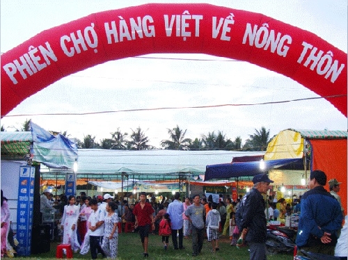 Phiên chợ đưa hàng Việt về nông thôn tại  Phú Vang 