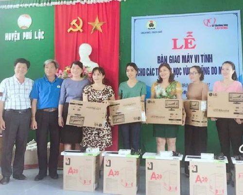 Liên đoàn Lao động tỉnh trao tặng máy vi tính cho các trường học vùng trũng trên địa bàn tỉnh