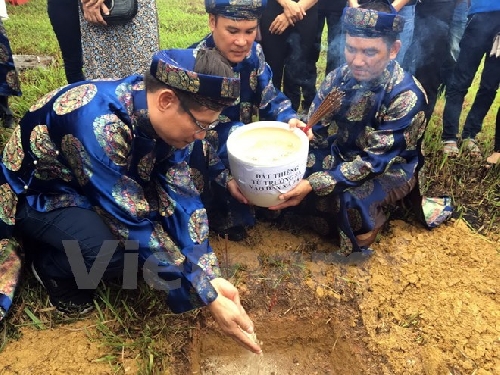 Lễ tiếp nhận đất thiêng từ Trường Sa vào đàn Xã Tắc ở Huế