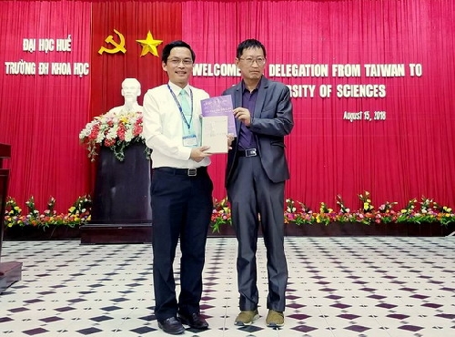 Giao lưu giữa Hội nhà văn Đài Loan  và Trường Đại học Khoa học Huế. 