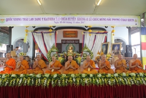Quốc vương Thái Lan dâng y Kathina tại chùa Huyền Không