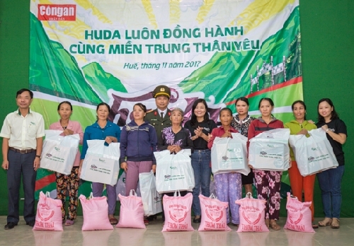 Carlsberg Việt Nam trao 5000 suất quà hỗ trợ miền Trung sau cơn bão số 12