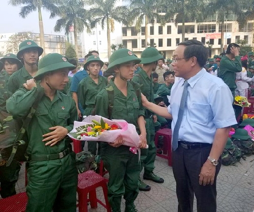 Thanh niên thành phố Huế lên đường nhập ngũ