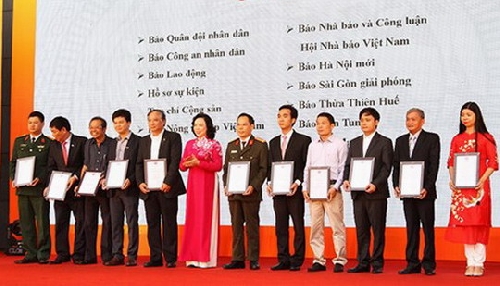 Tạp chí Sông Hương đạt giải C Bìa báo Tết đẹp tại Hội báo toàn quốc 2018.