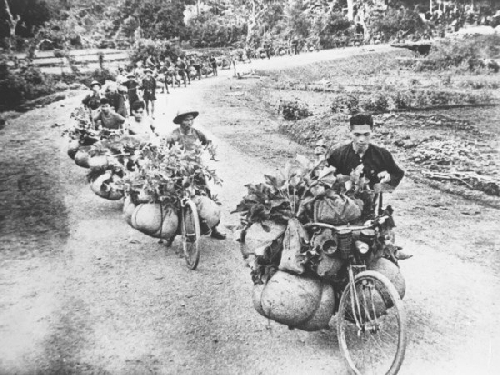 'Chân trần chí thép': Sống lại những giây phút lịch sử của dân tộc