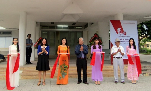 Gần 30 tác phẩm tại Triển lãm “Chân dung Chủ tịch Hồ Chí Minh”