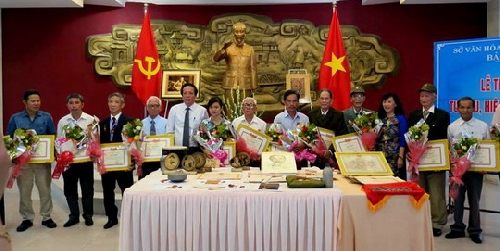 Lễ trao tặng và tiếp nhận tư liệu, hiện vật về Chủ tịch Hồ Chí Minh.