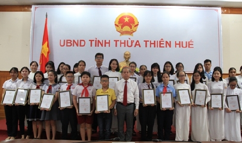 Gặp mặt, tuyên dương học sinh đạt thành tích cao trong kỳ thi THPT Quốc gia 2019 và tuyển sinh đầu cấp THPT, THCS năm học 2019-2020