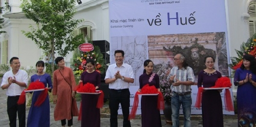 Khai mạc triển lãm “Về Huế”