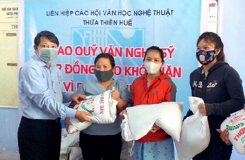 Liên hiệp các Hội VHNT Thừa Thiên Huế tiếp tục trao tặng gạo cho người khó khăn ở Phú Lộc, Phú Vang