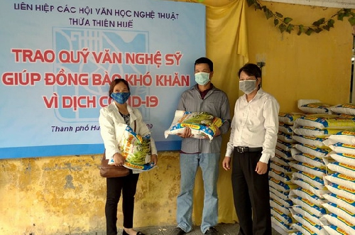 Liên hiệp các Hội Văn học Nghệ thuật Thừa Thiên Huế trao 150 suất gạo những trường hợp khó khăn do dịch Covid – 19