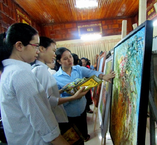 Triển lãm "Về bên Mẹ"