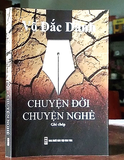 Nhà văn viết báo