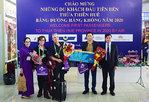 Đón hàng trăm du khách đến Huế đầu tiên năm 2020 bằng đường hàng không